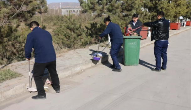 文明创建我先行 ——FUN88乐天使团委开展环境卫生整治志愿活动(图2)