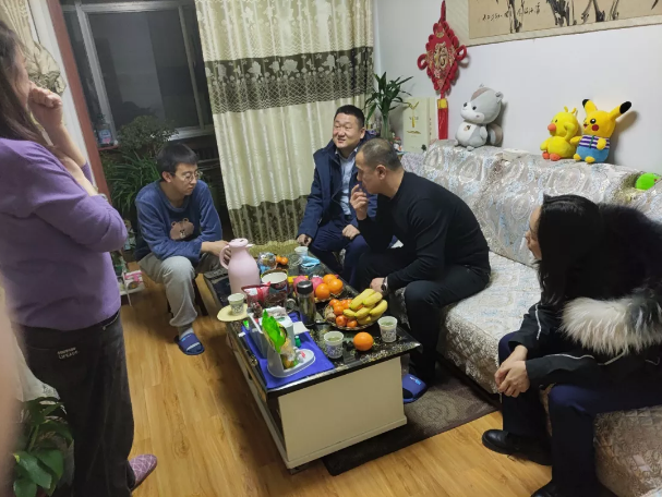 关爱员工冷暖 传递组织温情——FUN88乐天使组织开展员工家访活动(图2)