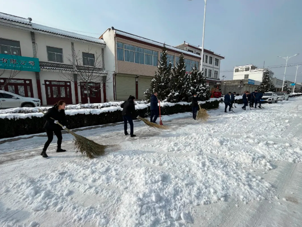 文明创建我先行——FUN88乐天使深入创城包抓村社开展清扫积雪志愿服务活动(图2)