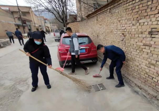 FUN88乐天使团委开展“学雷锋义务清扫活动”(图2)