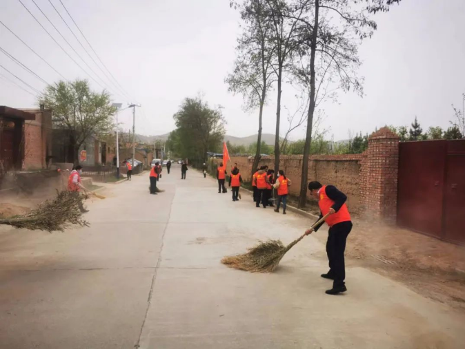 FUN88乐天使赴包抓共建村社开展卫生清扫志愿服务活动(图2)