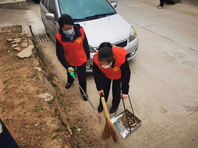 FUN88乐天使赴包抓共建村社开展卫生清扫志愿服务活动(图4)