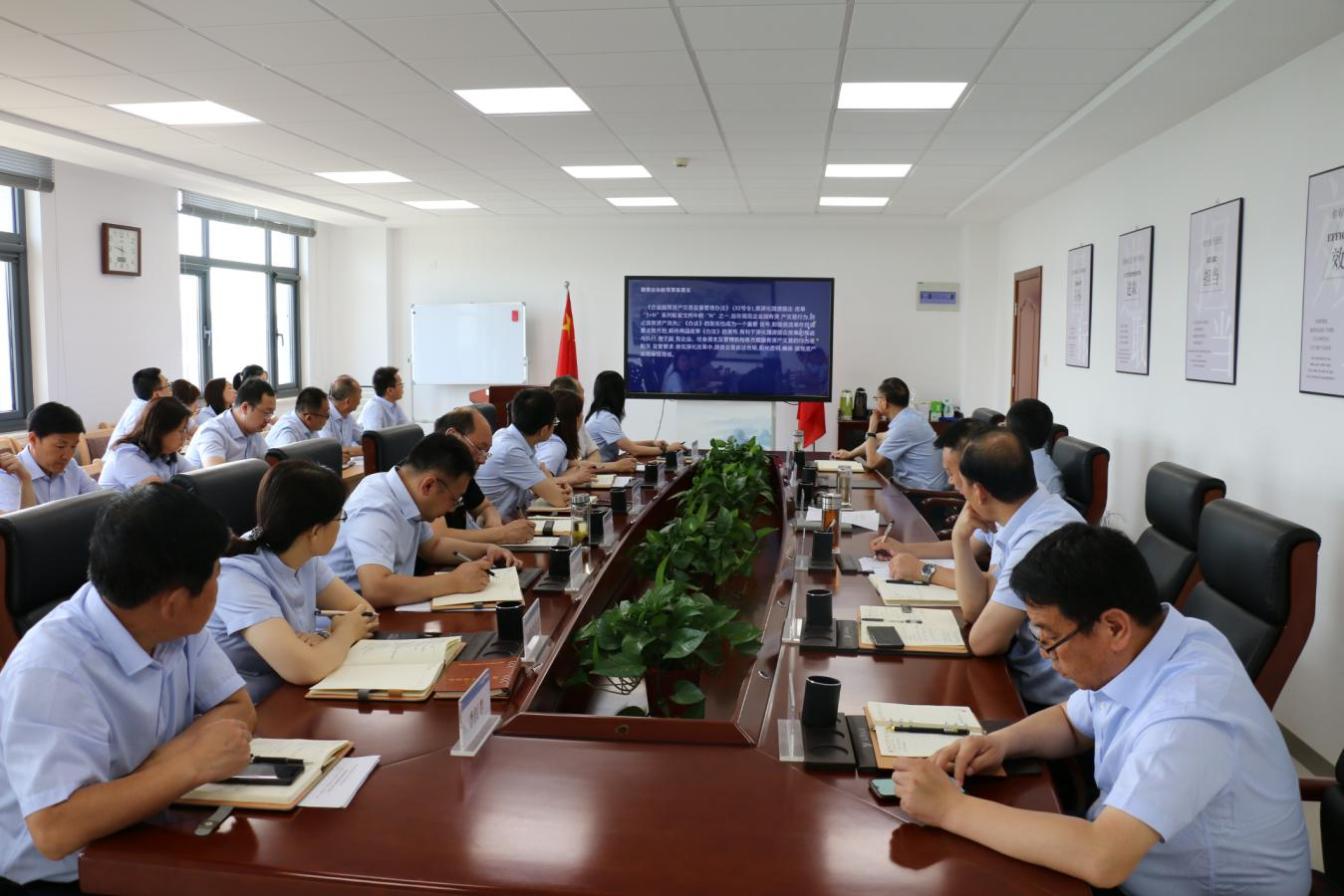 FUN88乐天使召开党委理论中心组集体学习研讨会议(图2)