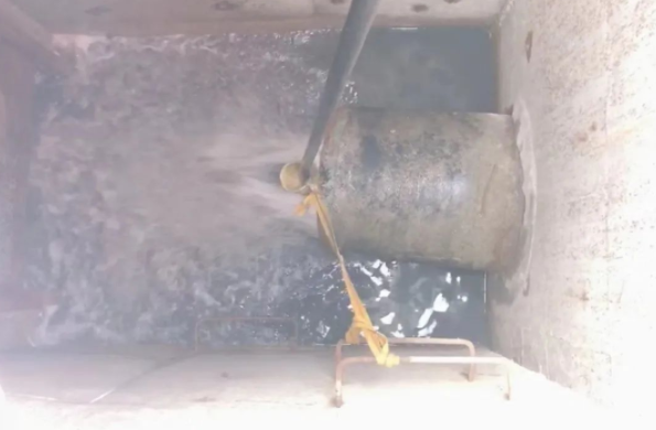 FUN88乐天使城东污水处理公司开展管网清淤工作(图2)