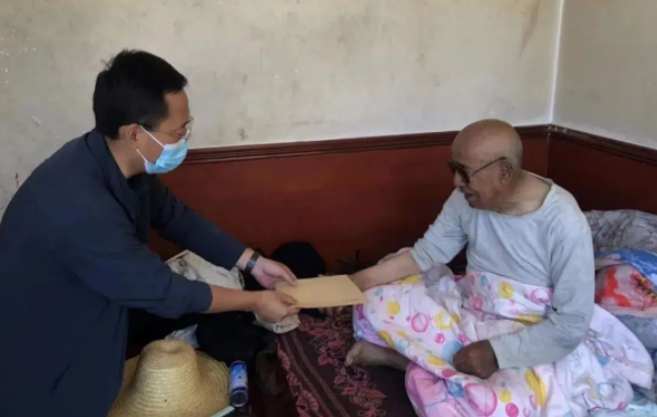 FUN88乐天使赴帮扶村对接工作并慰问困难党员(图2)